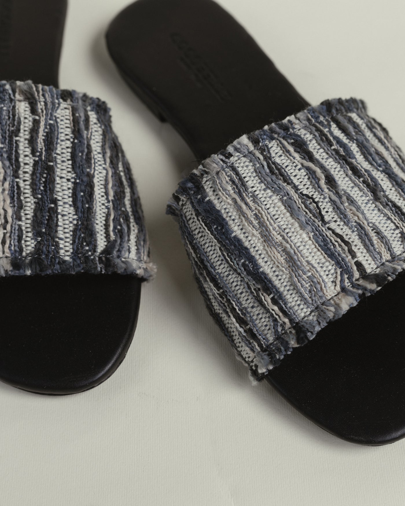 Iris in Tulum Grey