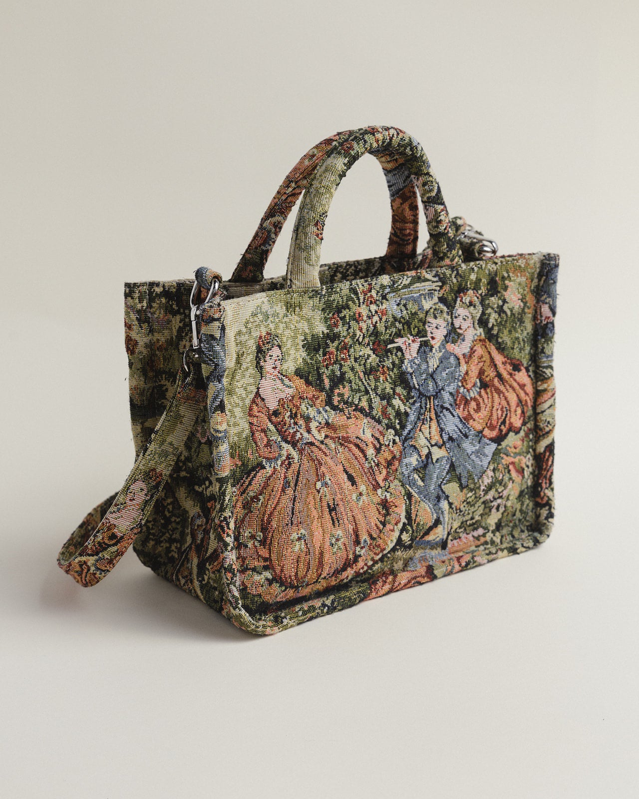 The Book-Tote in Romeo + Juliet