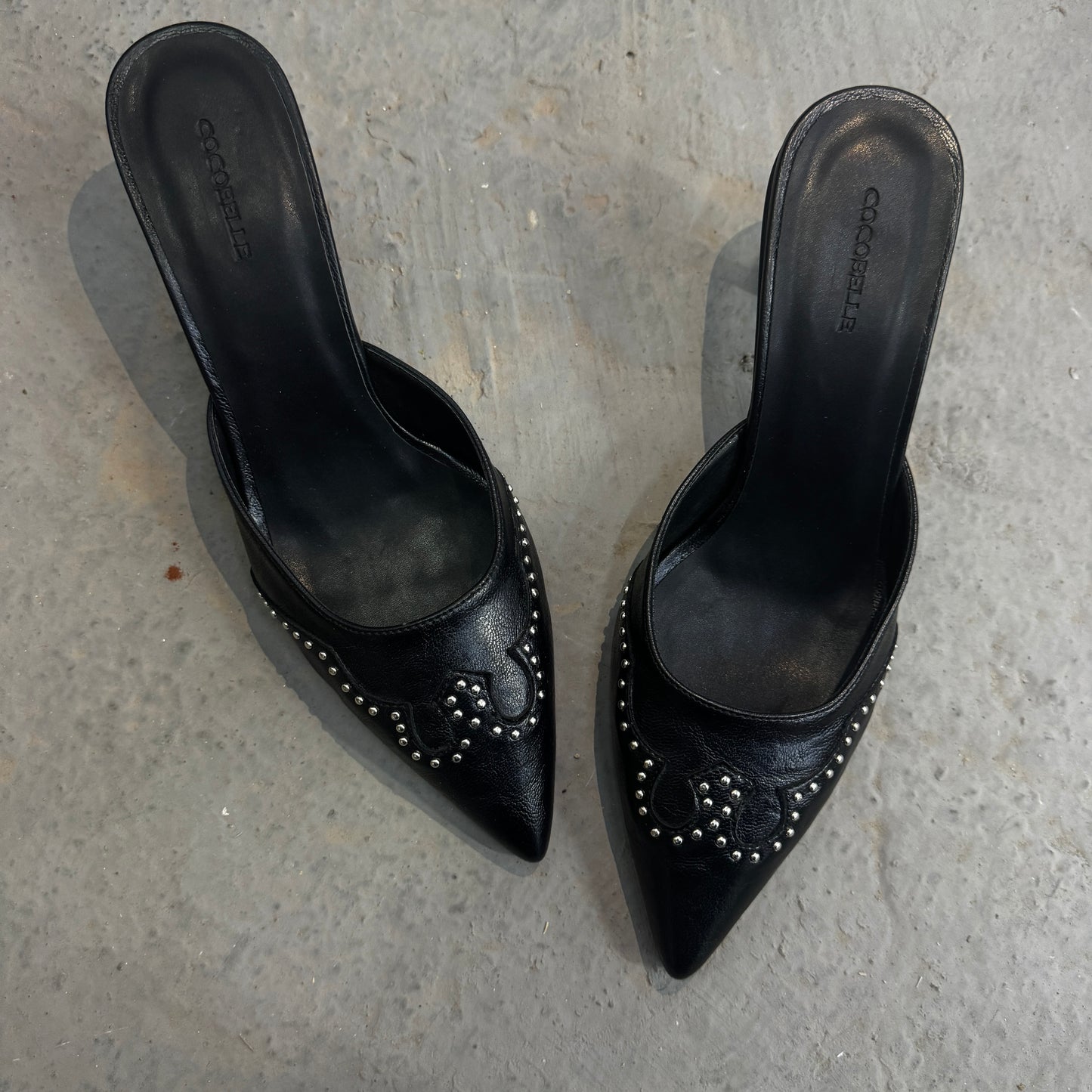 Darlin’ Pointed Mule Heels in Black