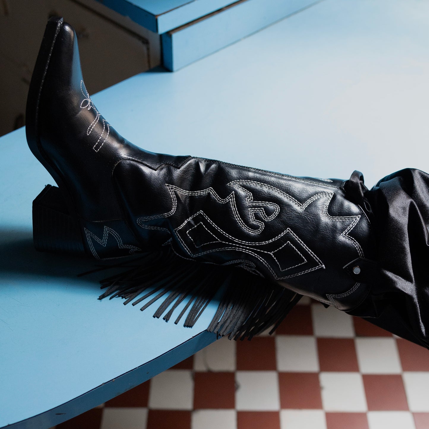 Alabama Fringe Cowboy Boots in Black. (X SATISFASHION)