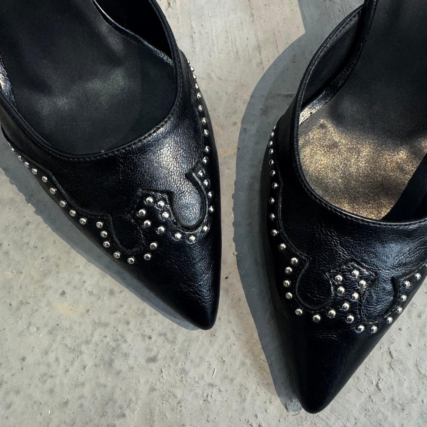 Darlin’ Pointed Mule Heels in Black