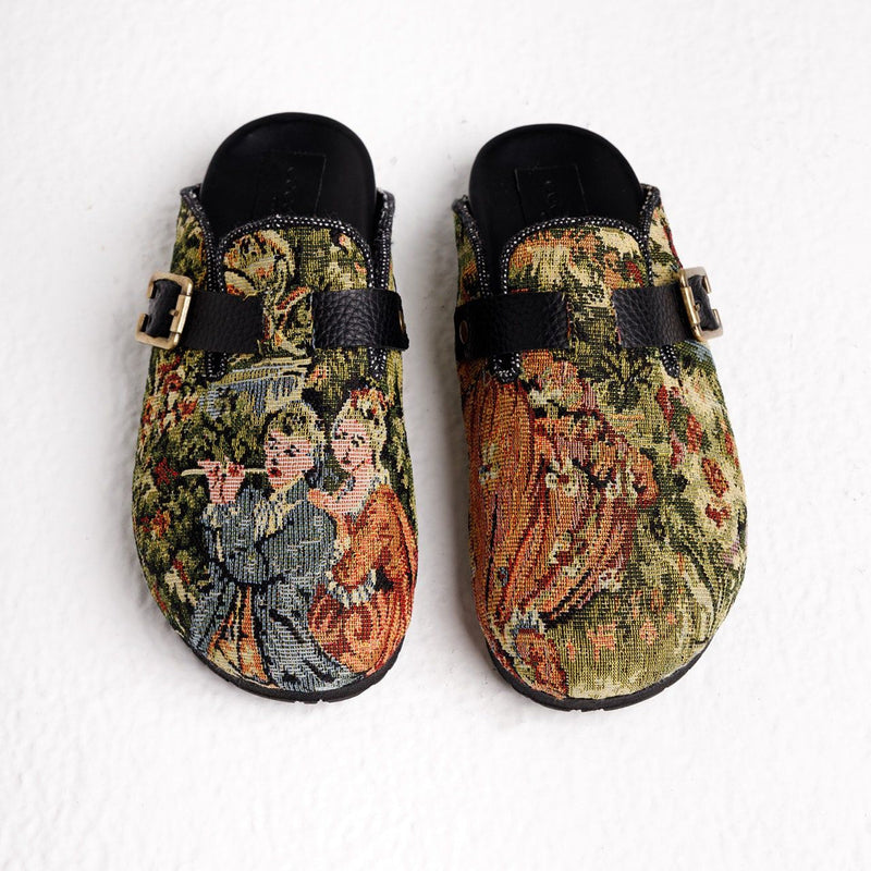 Milah in Romeo-Kissed-Juliet in Black